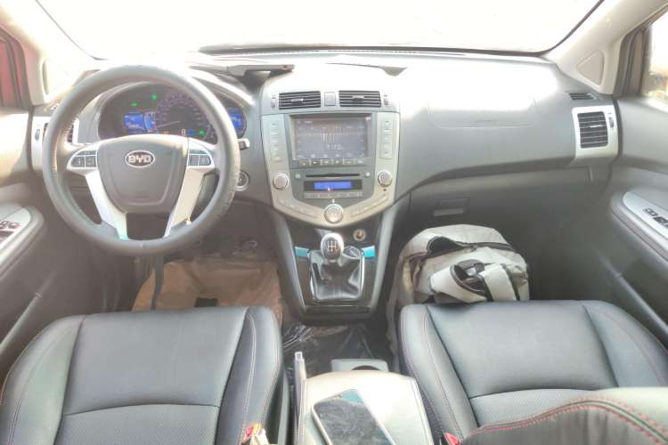 Used BYD S6 2014 2.0L Manual Luxury 5-Seater Center Console