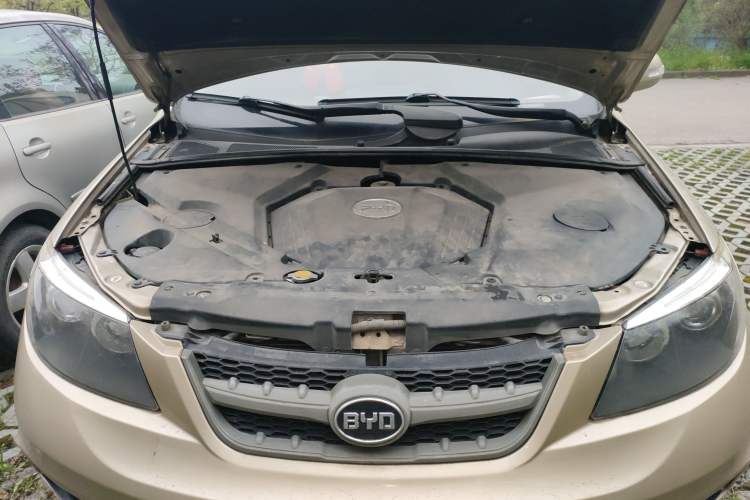 Used BYD S6 2014 2.0L Manual Luxury 5-Seater Engine Bay