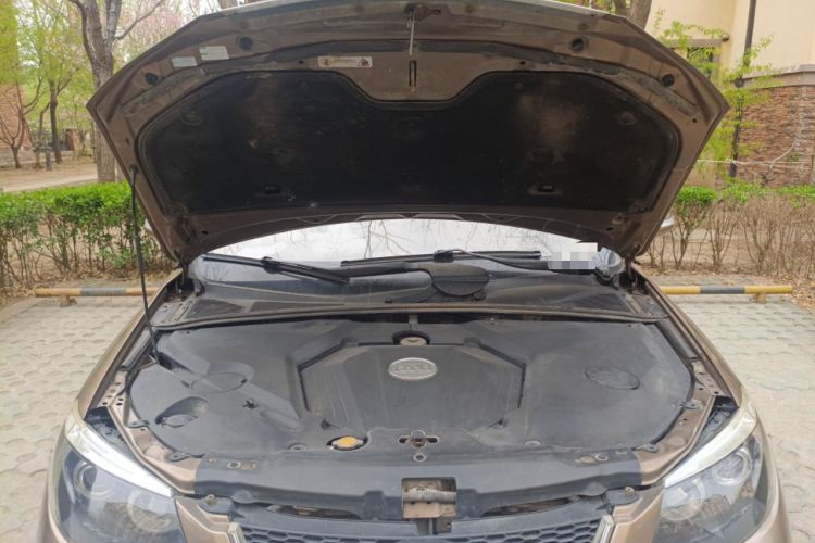 Used BYD S6 2014 2.0L Manual Luxury 7-Seater Engine Bay
