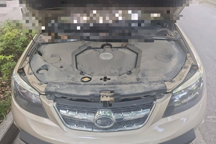 Used BYD S6 2014 2.0L Manual Luxury 5-Seater Engine Bay