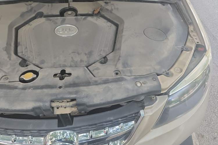 Used BYD S6 2014 2.0L Manual Luxury 5-Seater Engine Bay Left