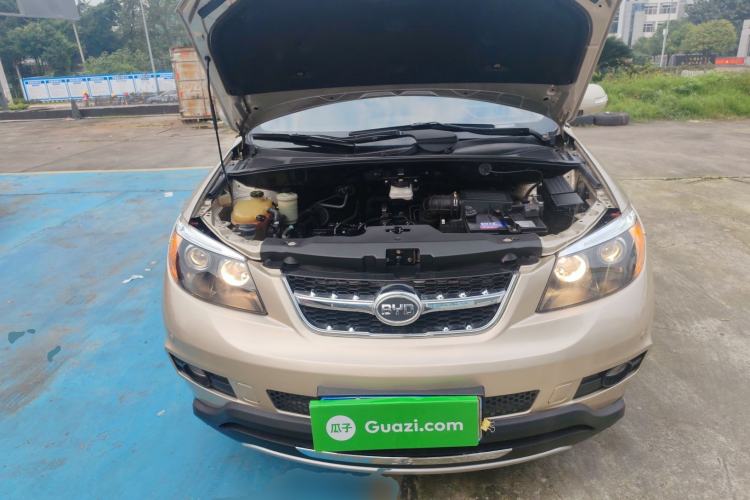 Used BYD S6 2014 2.4L Automatic Prestige 7-Seater Engine Bay