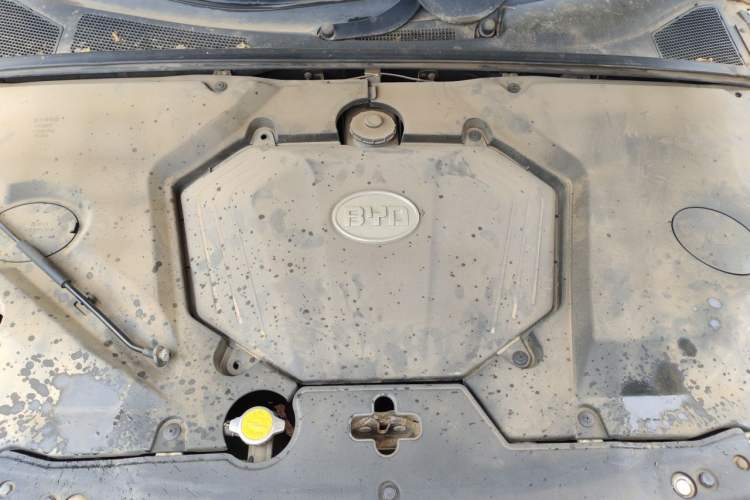 Used BYD S6 2014 2.0L Manual Luxury 5-Seater Engine Bay