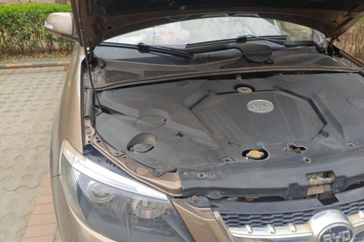 Used BYD S6 2014 2.0L Manual Luxury 7-Seater Engine Bay Right