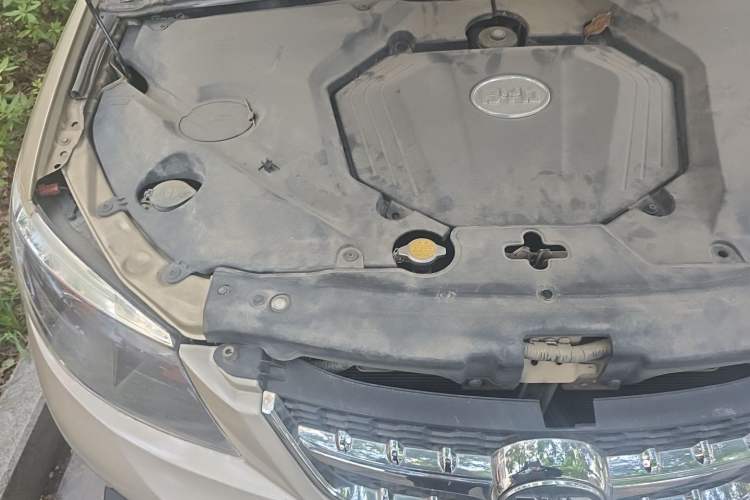 Used BYD S6 2014 2.0L Manual Luxury 5-Seater Engine Bay Right