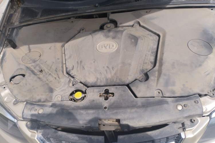 Used BYD S6 2014 2.0L Manual Luxury 5-Seater Engine Bay
