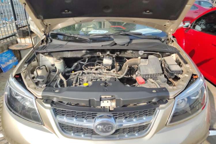 Used BYD S6 2014 2.0L Manual Luxury 5-Seater Engine Bay