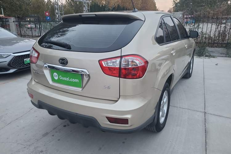 Used BYD S6 2014 2.0L Manual Luxury 7-Seater Exterior 3