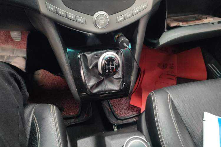 Used BYD S6 2014 2.0L Manual Luxury 5-Seater Gear Lever