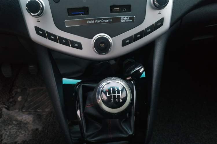 Used BYD S6 2014 1.5TI Manual Luxury 5-Seater Gear Lever