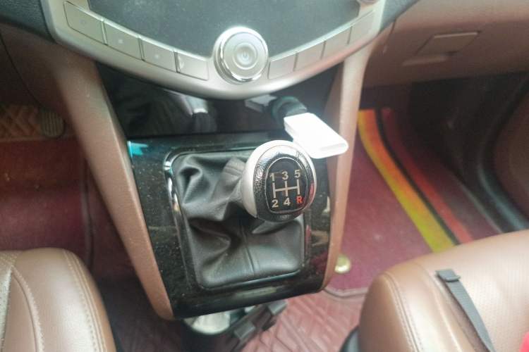 Used BYD S6 2014 2.0L Manual Luxury 7-Seater Gear Lever