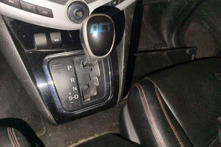 Used BYD S6 2014 2.4L Automatic Prestige 5-Seater Gear Lever