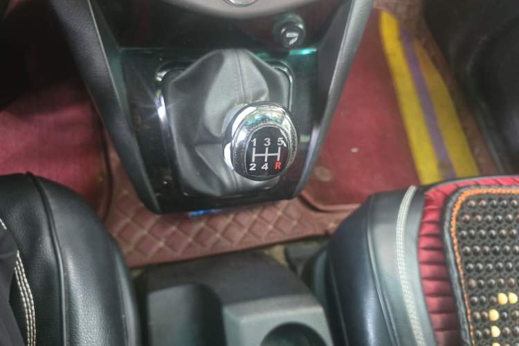 Used BYD S6 2014 2.0L Manual Luxury 5-Seater Gear Lever