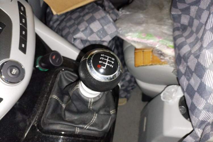 Used BYD S6 2014 1.5TI Manual Luxury 5-Seater Gear Lever