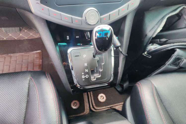 Used BYD S6 2014 2.4L Automatic Prestige 7-Seater Gear Lever