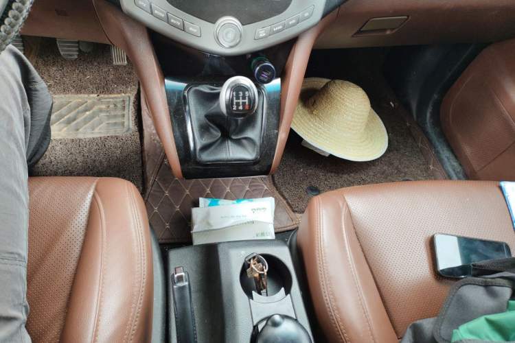 Used BYD S6 2014 2.0L Manual Luxury 5-Seater Gear Lever