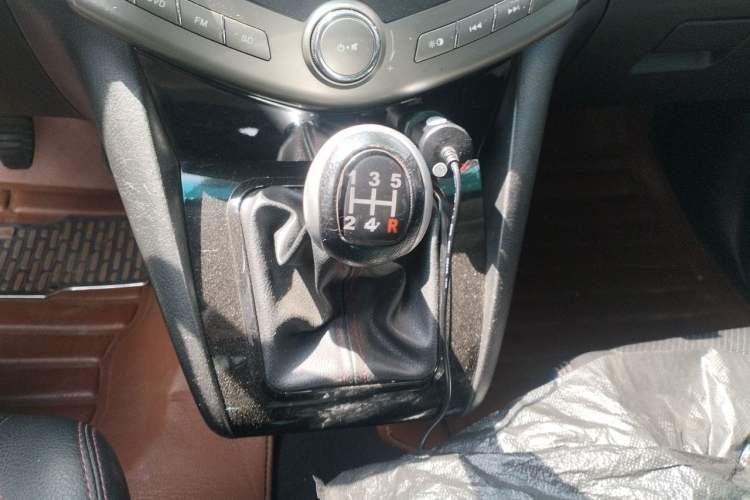 Used BYD S6 2014 2.0L Manual Luxury 5-Seater Gear Lever