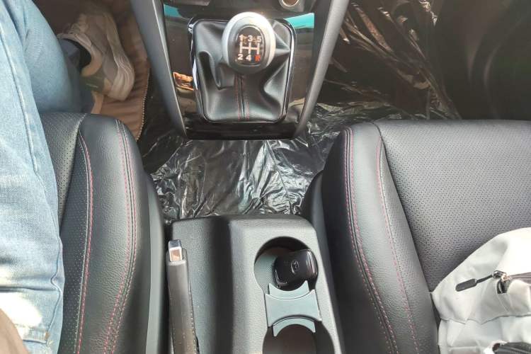 Used BYD S6 2014 2.0L Manual Luxury 5-Seater Gear Lever