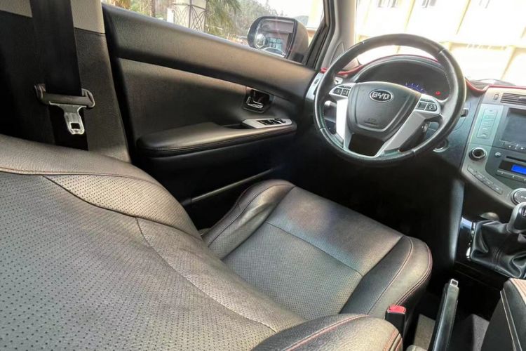 Used BYD S6 2014 2.0L Manual Luxury 5-Seater Interior 1
