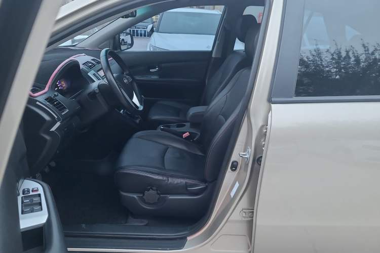 Used BYD S6 2014 2.0L Manual Luxury 7-Seater Interior 1