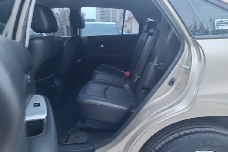 Used BYD S6 2014 2.0L Manual Luxury 7-Seater Interior 2
