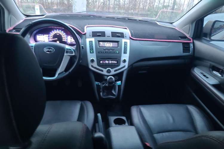 Used BYD S6 2014 2.0L Manual Luxury 7-Seater Interior 3