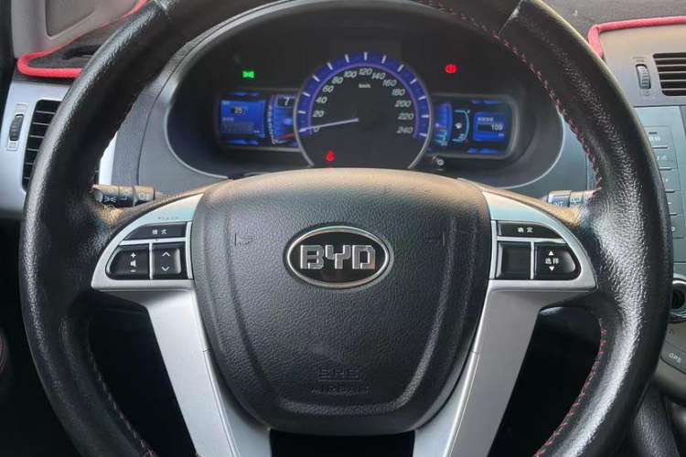 Used BYD S6 2014 2.0L Manual Luxury 5-Seater Interior 4