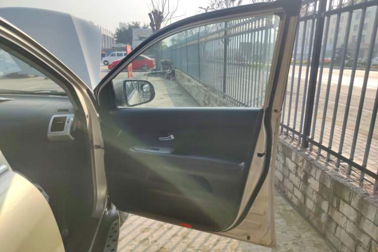 Used BYD S6 2014 2.0L Manual Luxury 5-Seater Right Front Door Interior