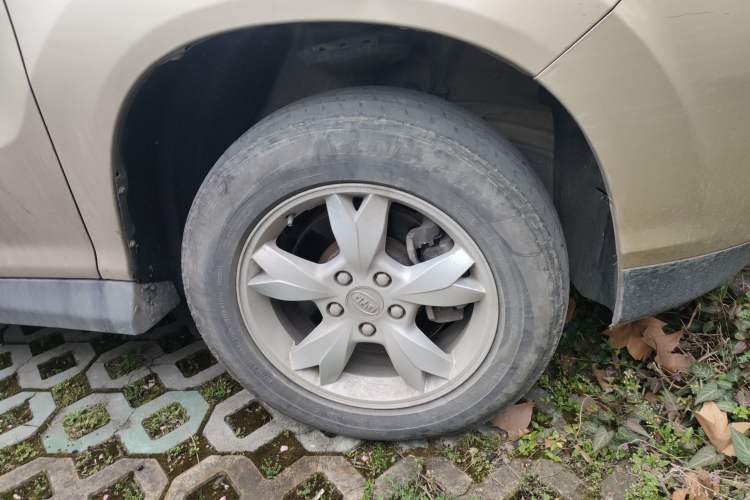 Used BYD S6 2014 2.0L Manual Luxury 5-Seater Right Front Wheel Hub