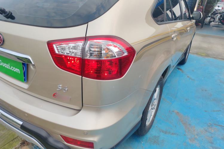 Used BYD S6 2014 2.4L Automatic Prestige 7-Seater Right Rear Taillight