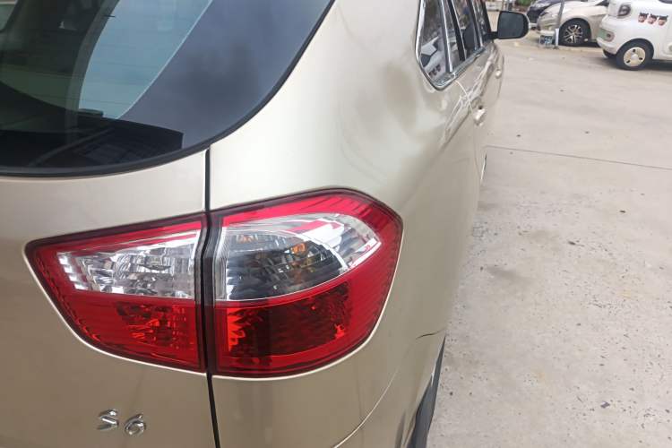 Used BYD S6 2014 2.0L Manual Luxury 5-Seater Right Rear Taillight