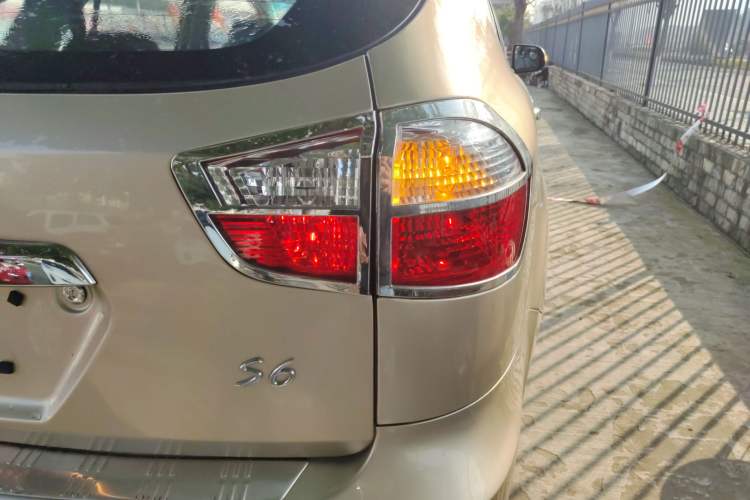Used BYD S6 2014 2.0L Manual Luxury 5-Seater Right Rear Taillight