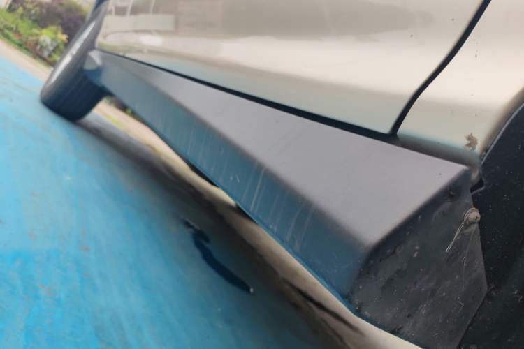 Used BYD S6 2014 2.4L Automatic Prestige 7-Seater Right Side Sill