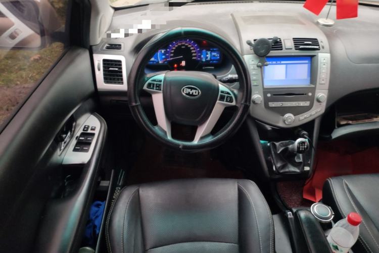 Used BYD S6 2014 2.0L Manual Luxury 5-Seater Steering Wheel