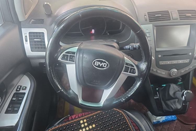 Used BYD S6 2014 2.0L Manual Luxury 5-Seater Steering Wheel