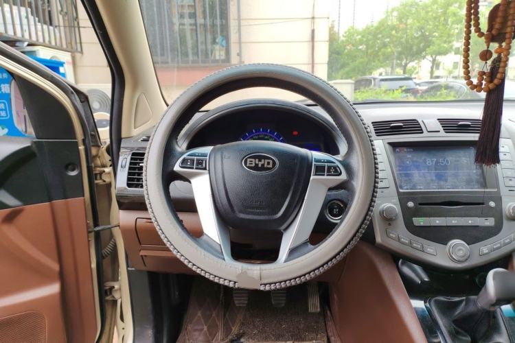 Used BYD S6 2014 2.0L Manual Luxury 5-Seater Steering Wheel