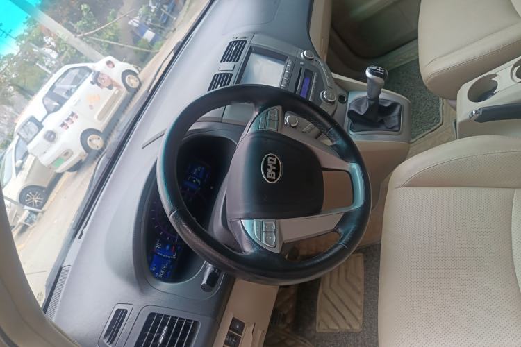 Used BYD S6 2014 2.0L Manual Luxury 5-Seater Steering Wheel