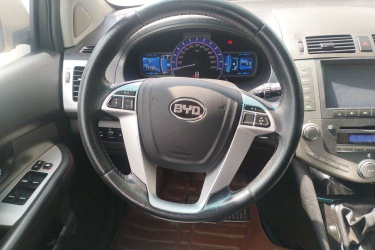 Used BYD S6 2014 2.0L Manual Luxury 5-Seater Steering Wheel