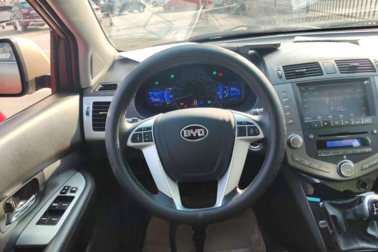 Used BYD S6 2014 2.0L Manual Luxury 5-Seater Steering Wheel