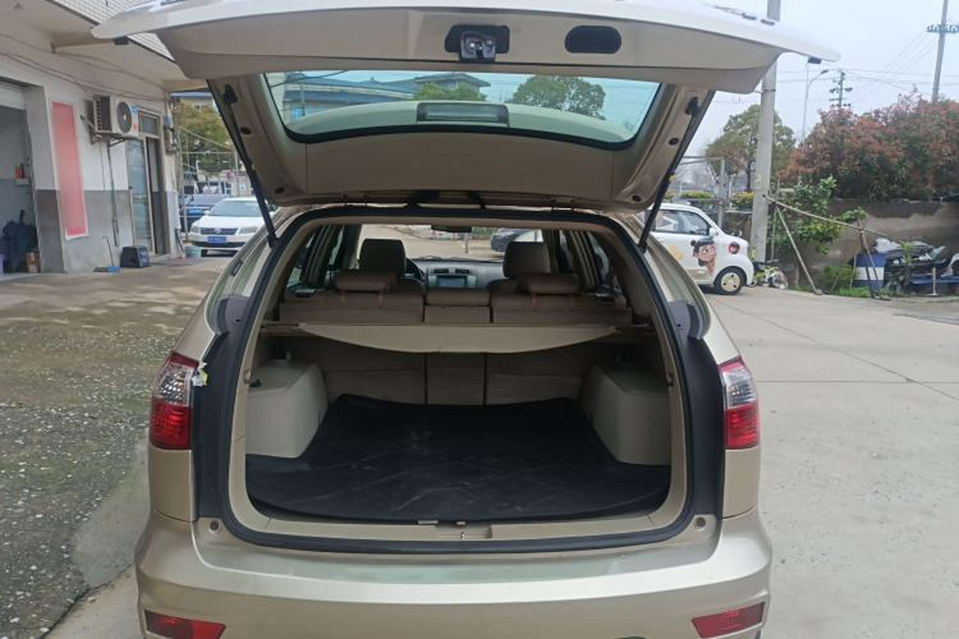 Used BYD S6 2014 2.0L Manual Luxury 5-Seater Trunk