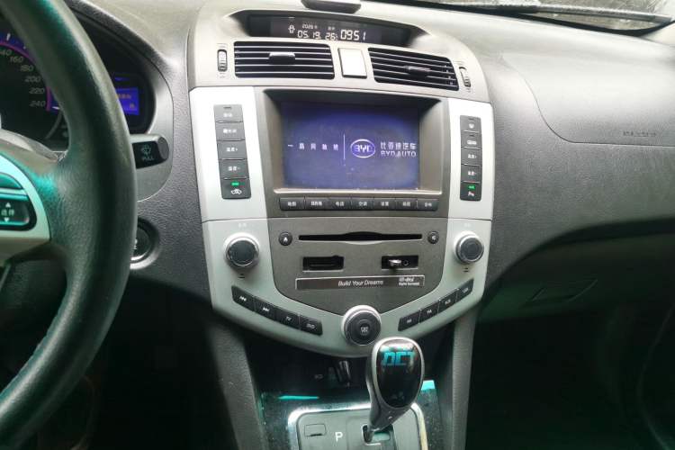 Used BYD S6 2014 2.4L Automatic Prestige 5-Seater Audio And AC Panel