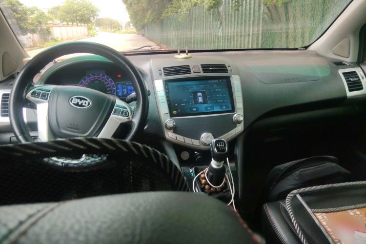 Used BYD S6 2014 1.5TI Manual Luxury 5-Seater Center Console