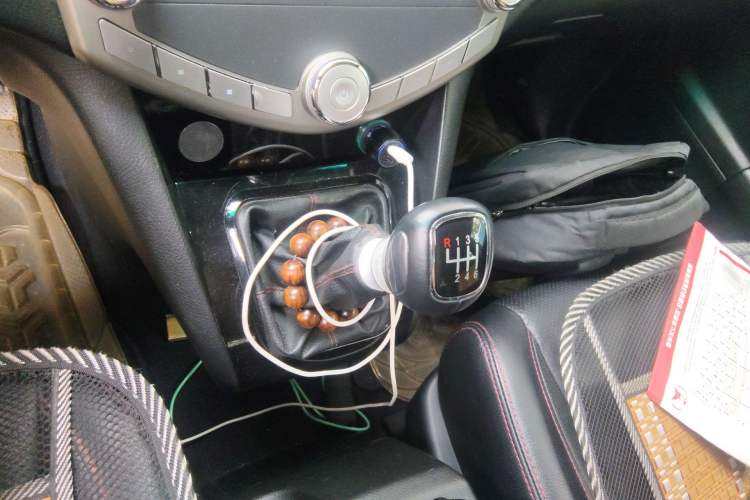 Used BYD S6 2014 1.5TI Manual Luxury 5-Seater Gear Lever