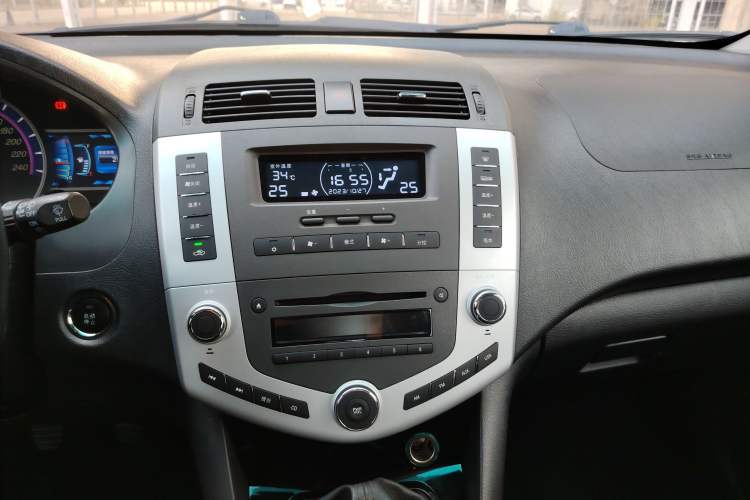 Used BYD S6 2014 2.0L Manual Luxury 5-Seater Audio And AC Panel