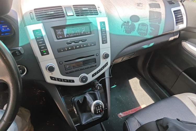 Used BYD S6 2014 2.0L Manual Luxury 5-Seater Audio And AC Panel