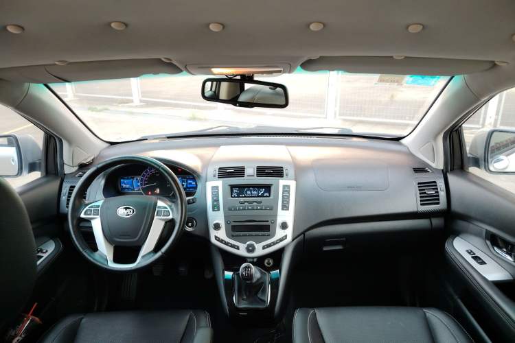 Used BYD S6 2014 2.0L Manual Luxury 5-Seater Center Console