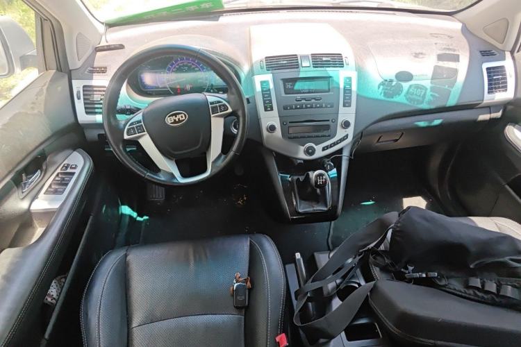 Used BYD S6 2014 2.0L Manual Luxury 5-Seater Center Console