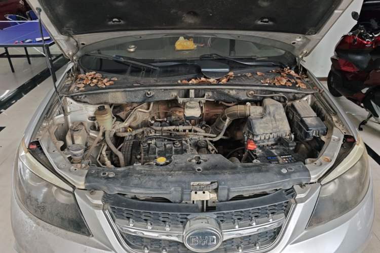 Used BYD S6 2014 2.0L Manual Elite Version 5 Seats Engine Bay
