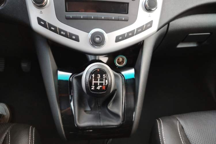 Used BYD S6 2014 2.0L Manual Luxury 5-Seater Gear Lever