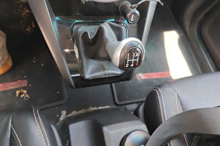 Used BYD S6 2014 2.0L Manual Luxury 5-Seater Gear Lever